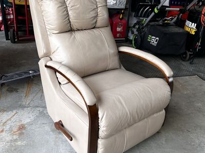 La-Z-Boy Harbor Town Wall Recliner Beige Leather