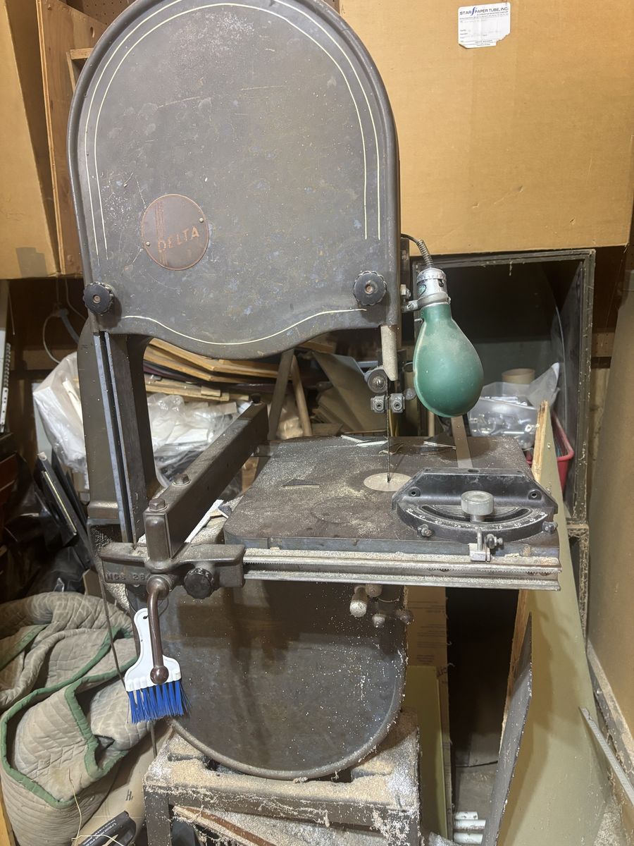 Delta 14” Bandsaw w/miter slide & light