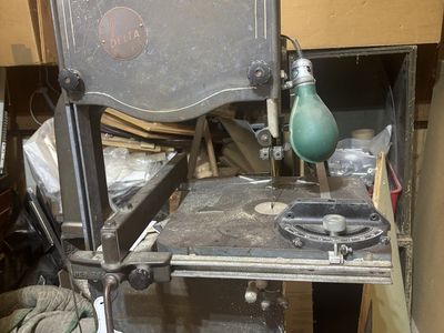 Delta 14” Bandsaw w/miter slide & light