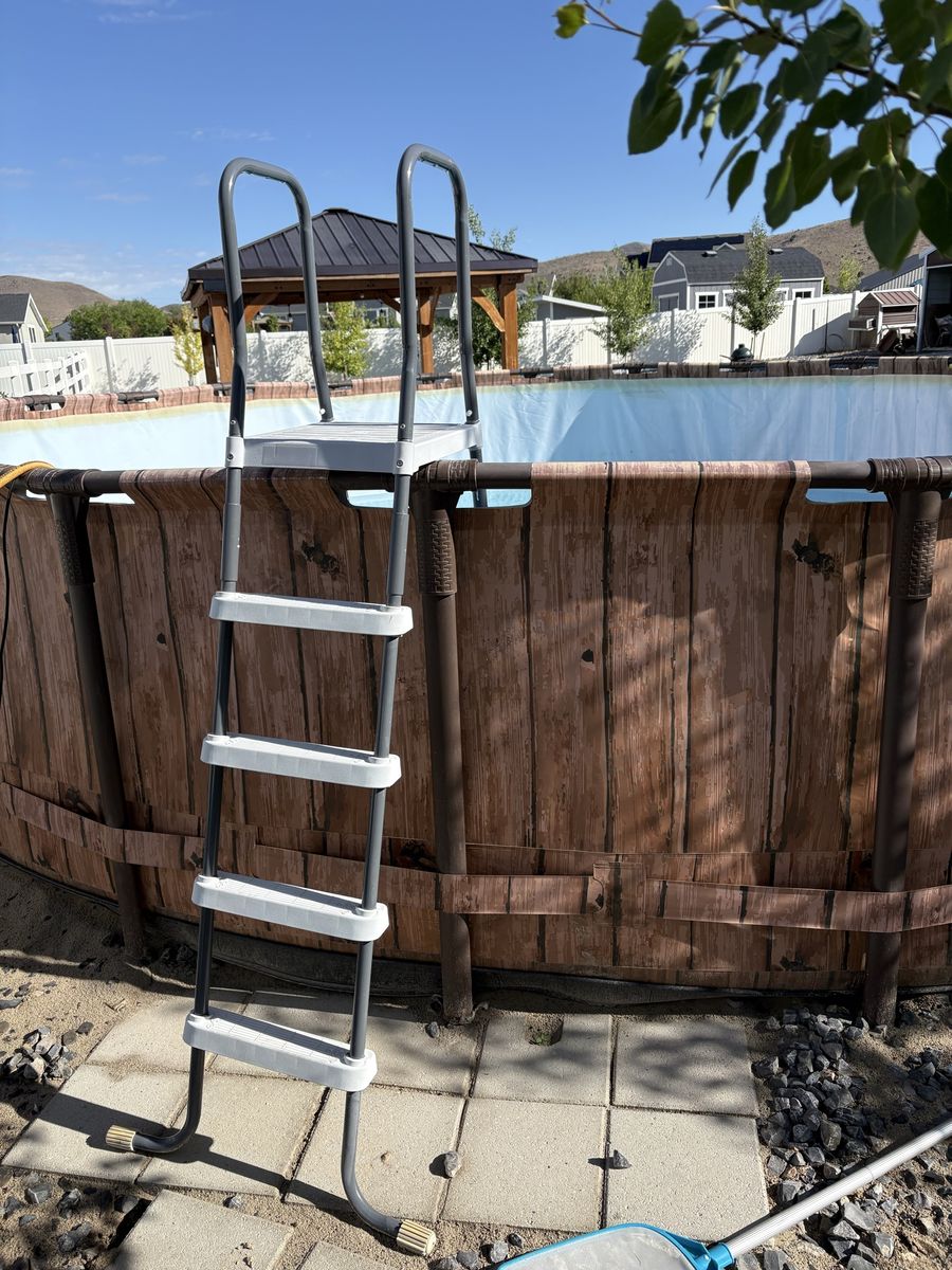 Pool ladder