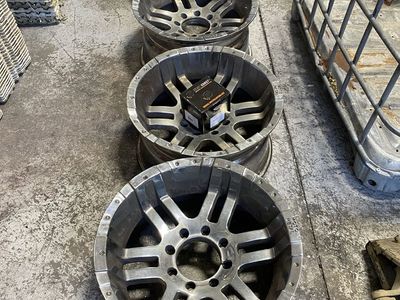 Used Moto Metal chrome F-250 wheels for sale. (4)