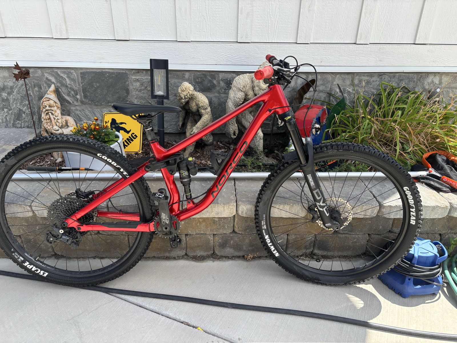 Medium 29er Norco Fluid FS3 with DVO suspension.