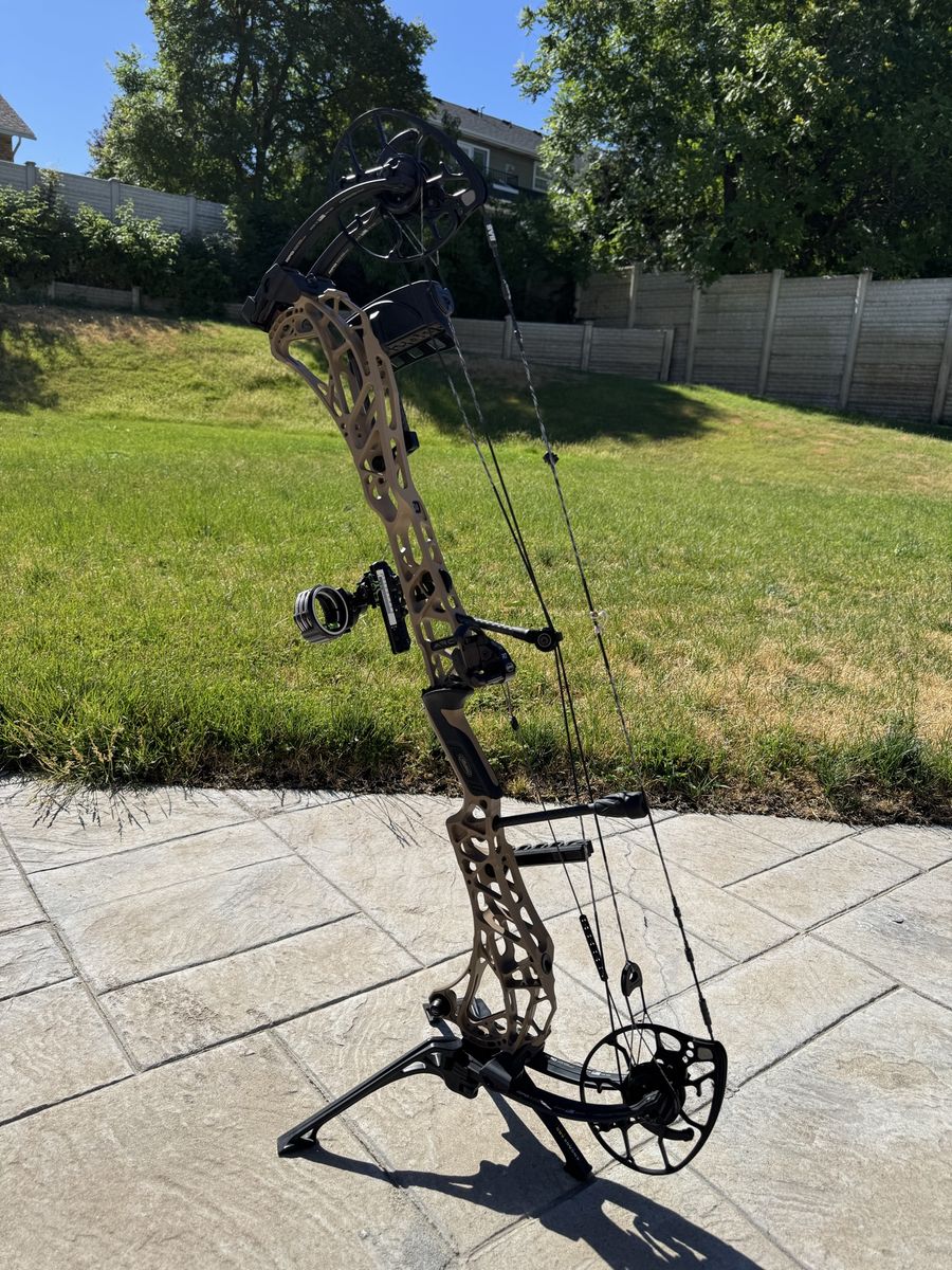 Mathews Arc 34, Earth Riser with Black Limbs and brand new SystmX strings. (Price w/ new strings, Quiver and Limb Legs)