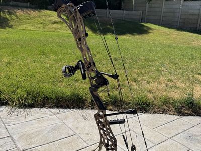 Mathews Arc 34, Earth Riser with Black Limbs and brand new SystmX strings. (Price w/ new strings, Quiver and Limb Legs)