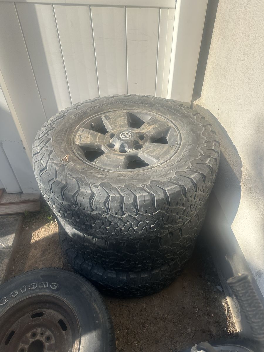 Free Toyota wheels and 275/75r17 KO2s