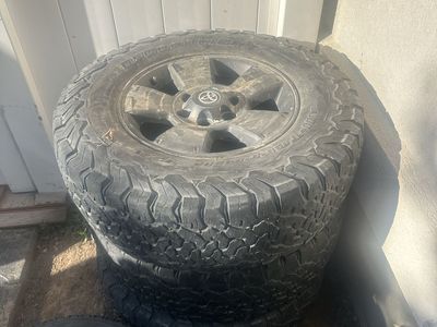 Free Toyota wheels and 275/75r17 KO2s