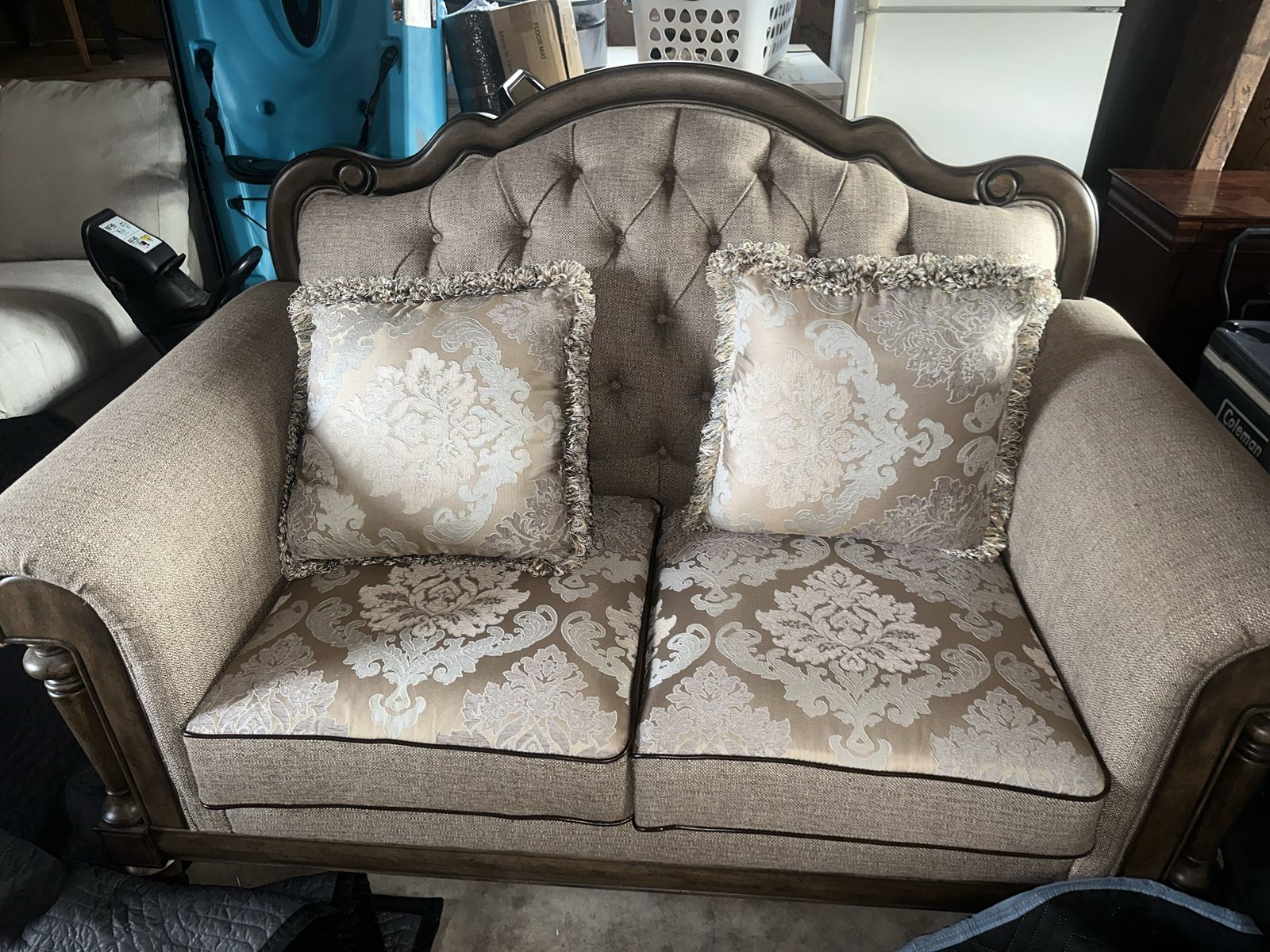 Elegant Tufted Upholstered Love Seat with Decorative Cushions  Condition new