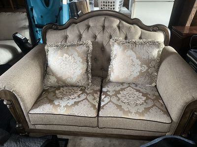 Elegant Tufted Upholstered Love Seat with Decorative Cushions Condition new