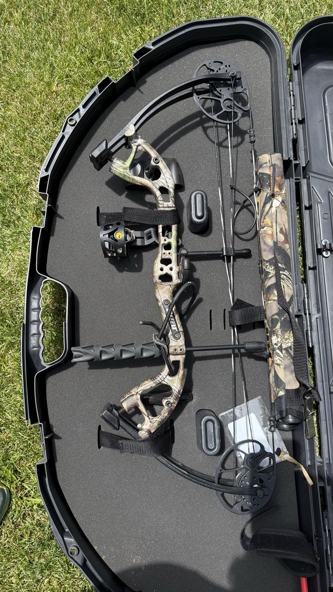 Bear Archery Cruzer Lite RTH Compound Bow Package - Camo RH with Case