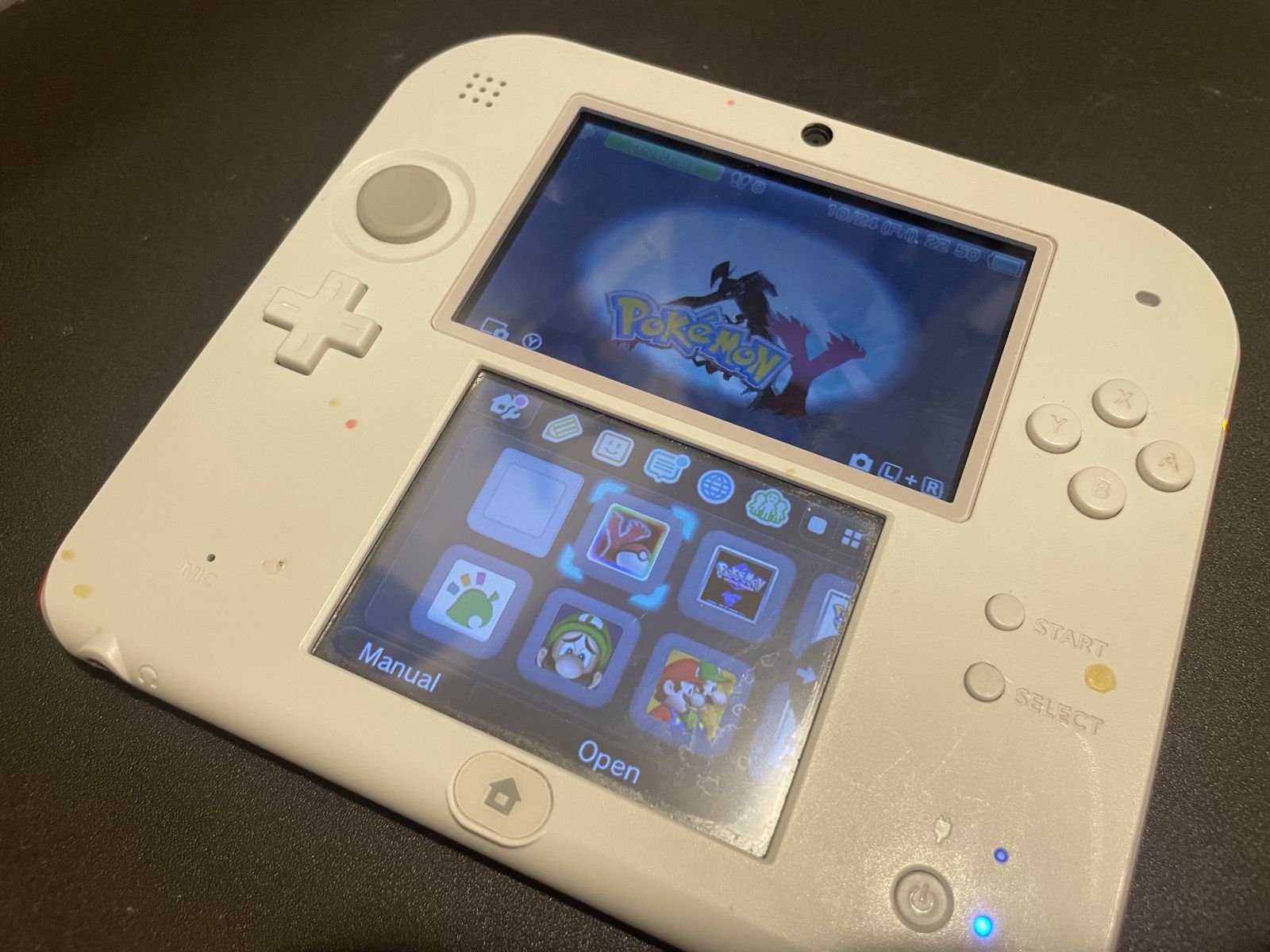 White & Red Nintendo 2DS