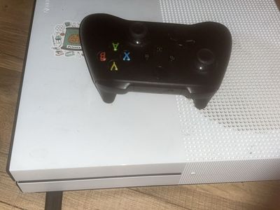 Microsoft Xbox One S White Console with Black Wireless Controller (Good Condition)