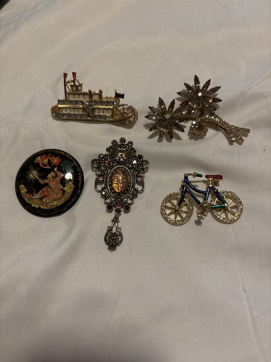 Lot of vintage brooches