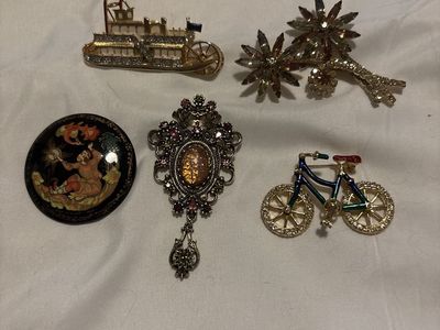 Lot of vintage brooches