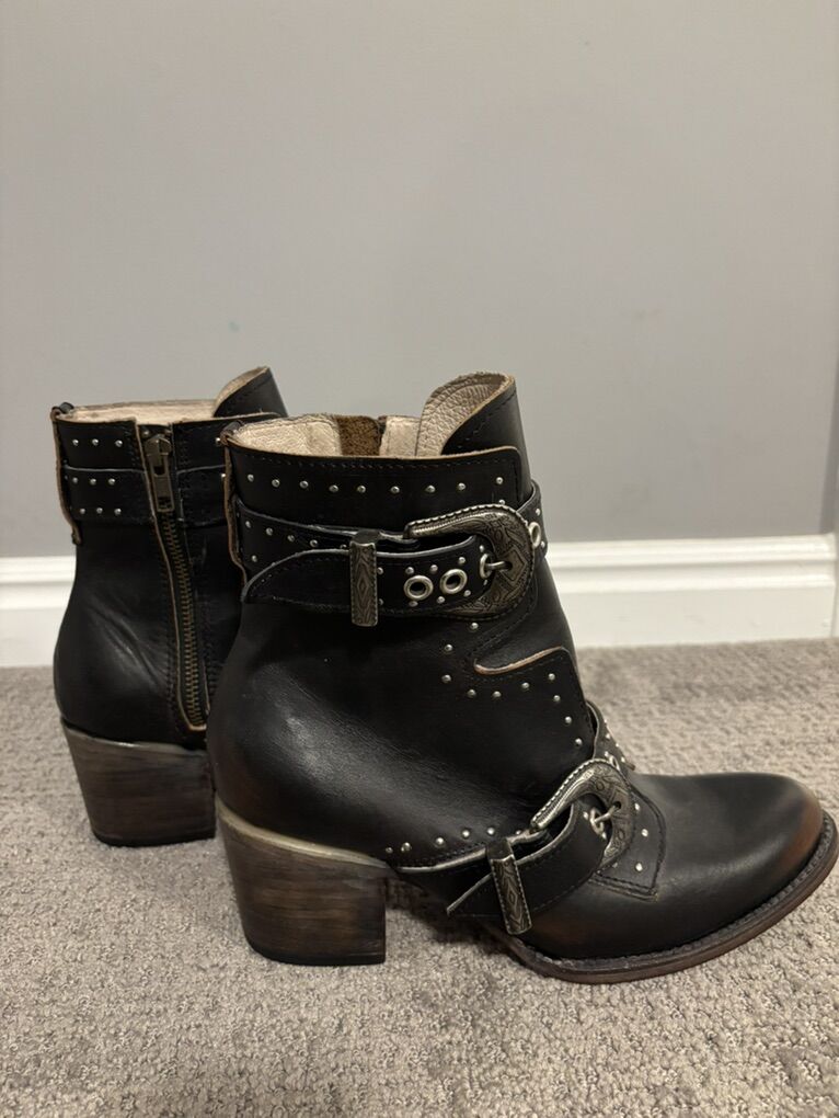 Beautiful Freebird Ankle Boots