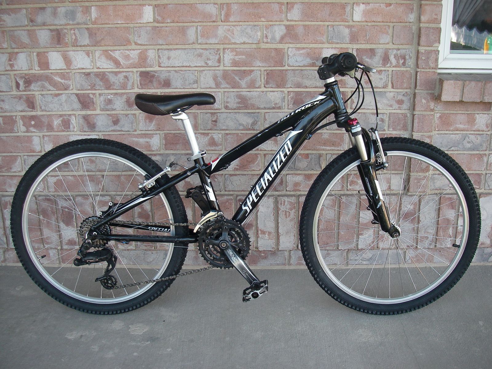 Boys 24" Aluminum SPECIALIZED HOTROCK Mountain Bike, 21-SPEED, Shocks, Black / Silver, (similar to RIPROCK).