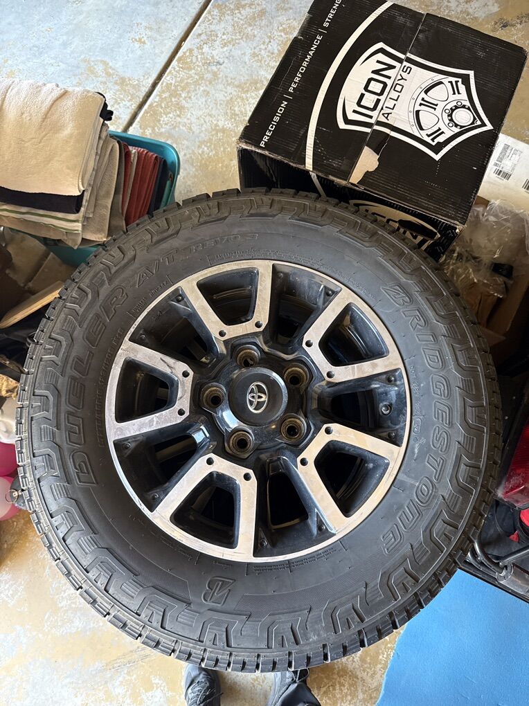 275/65 R18 Bridgestone Dueler AT revo3 Like New