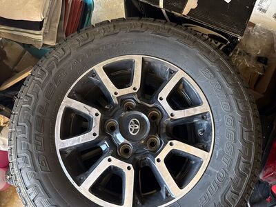 275/65 R18 Bridgestone Dueler AT revo3 Like New