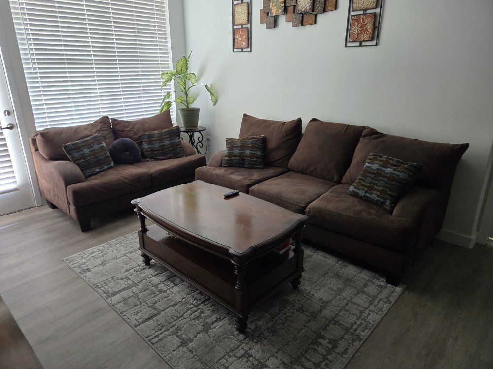 Brown Fabric Sofa Loveseat Set with Accent Pillows and coffee table