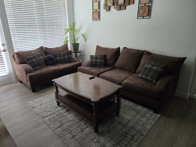 Brown Fabric Sofa Loveseat Set with Accent Pillows and coffee table