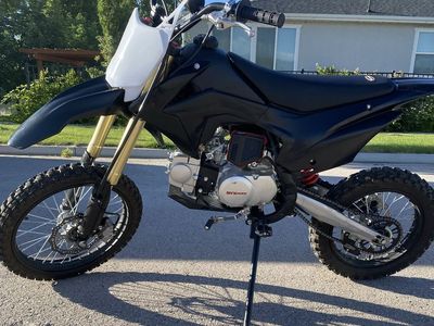 125cc 4-stroke SYX beginner dirt bike with kick start.