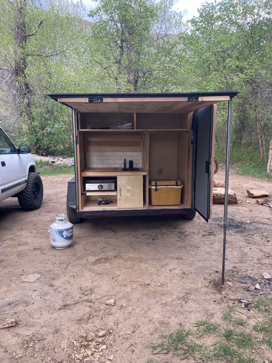 Off-road camp trailer
