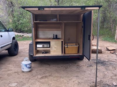 Off-road camp trailer