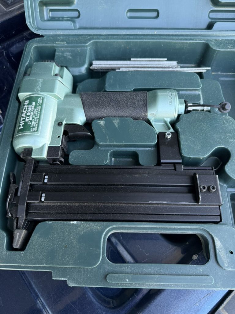 Hitachi NT50AE2 18-Gauge Brad Nailer – Like New | Case + Nails Included