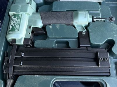 Hitachi NT50AE2 18-Gauge Brad Nailer – Like New | Case + Nails Included