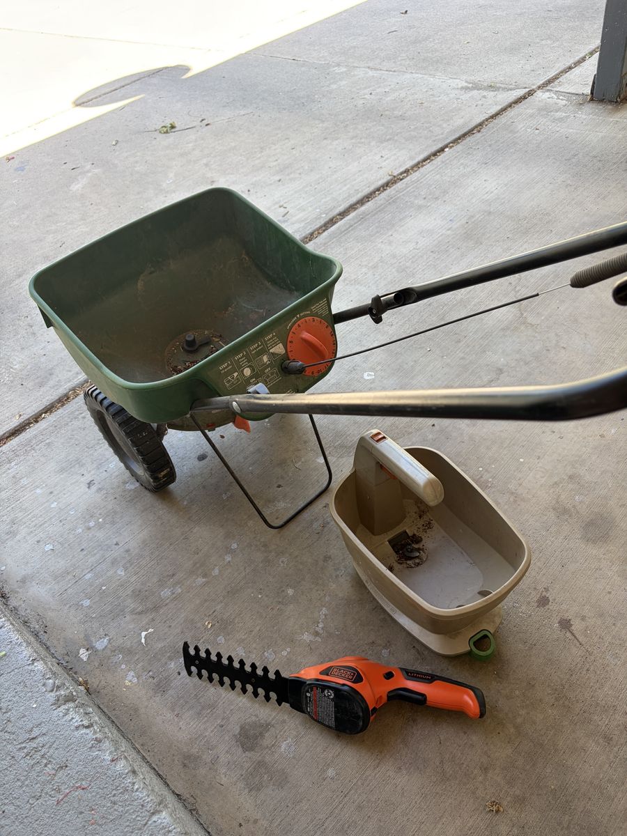 Scotts Turf Builder EdgeGuard Broadcast Spreader + Hand Spreader + BLACK+DECKER 6in Hedge Trimmer