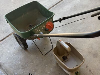Scotts Turf Builder EdgeGuard Broadcast Spreader + Hand Spreader + BLACK+DECKER 6in Hedge Trimmer