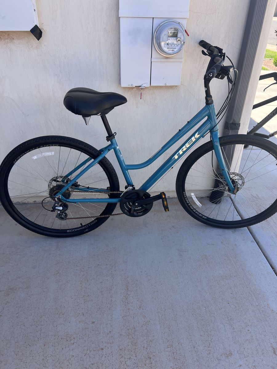 Trek Verve 2 Hybrid Bike - Excellent Condition - Blue