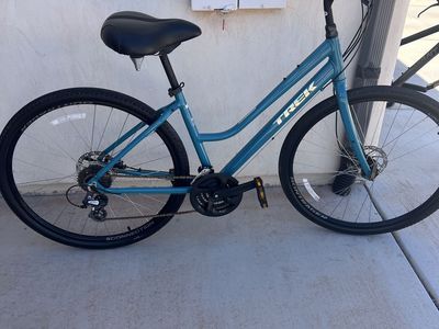 Trek Verve 2 Hybrid Bike - Excellent Condition - Blue