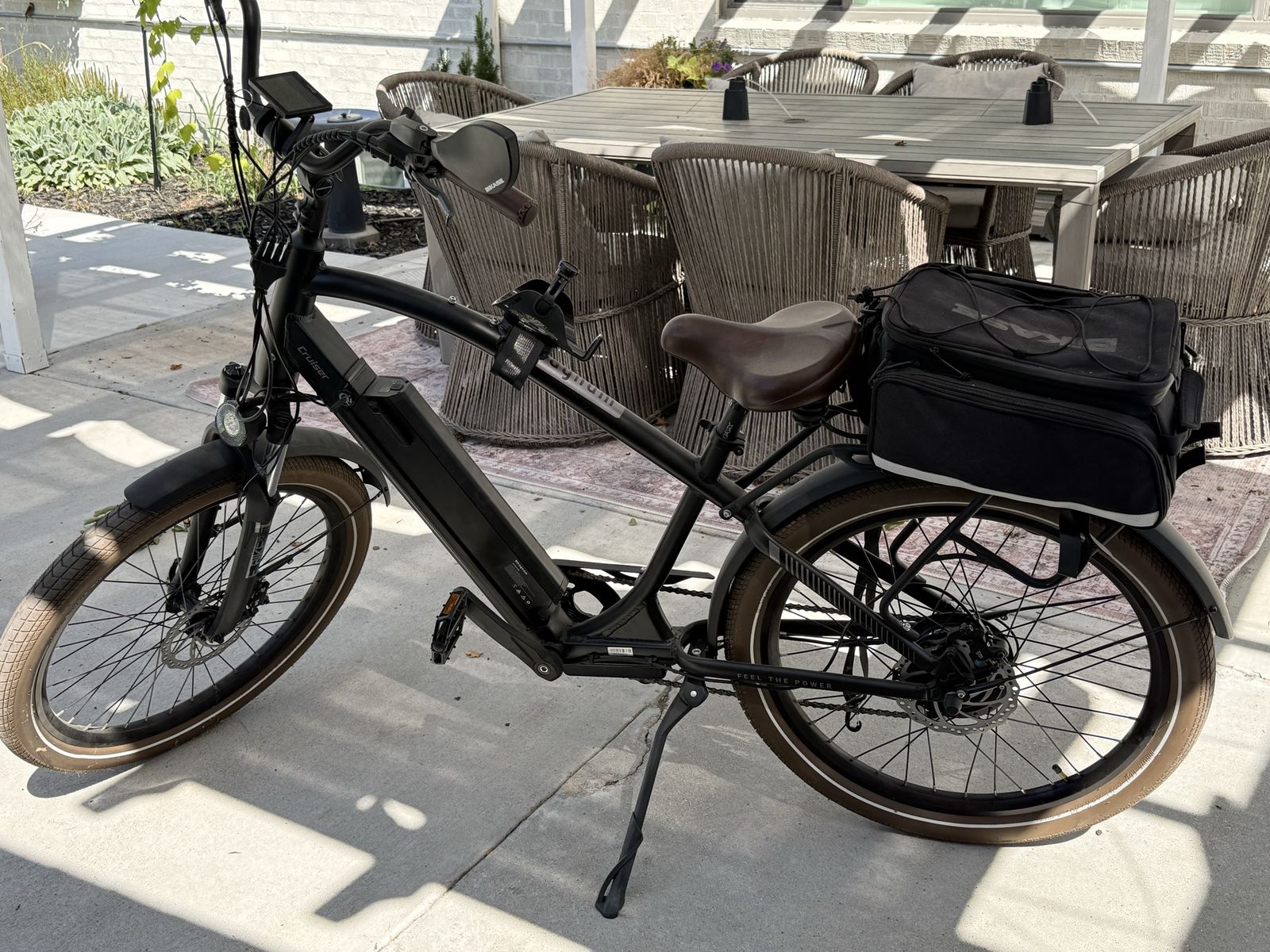 Magnum Cruiser e-bike with accessories