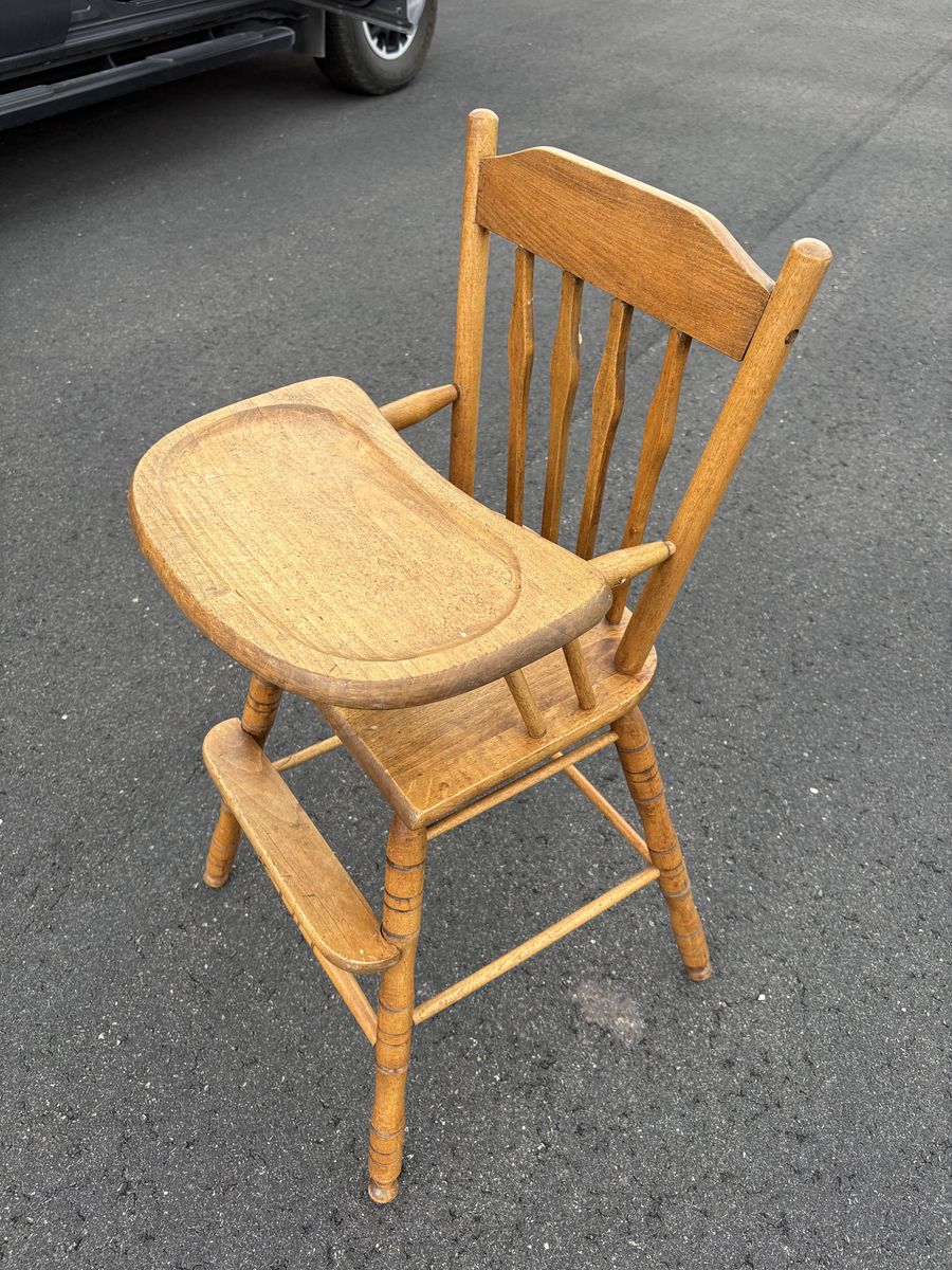 Antique wooden highchair, great display 