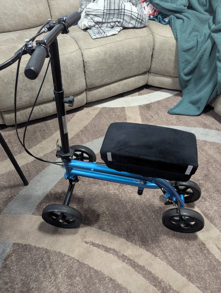 KneeRover Steerable Knee Scooter - Blue with Padded Seat Cover