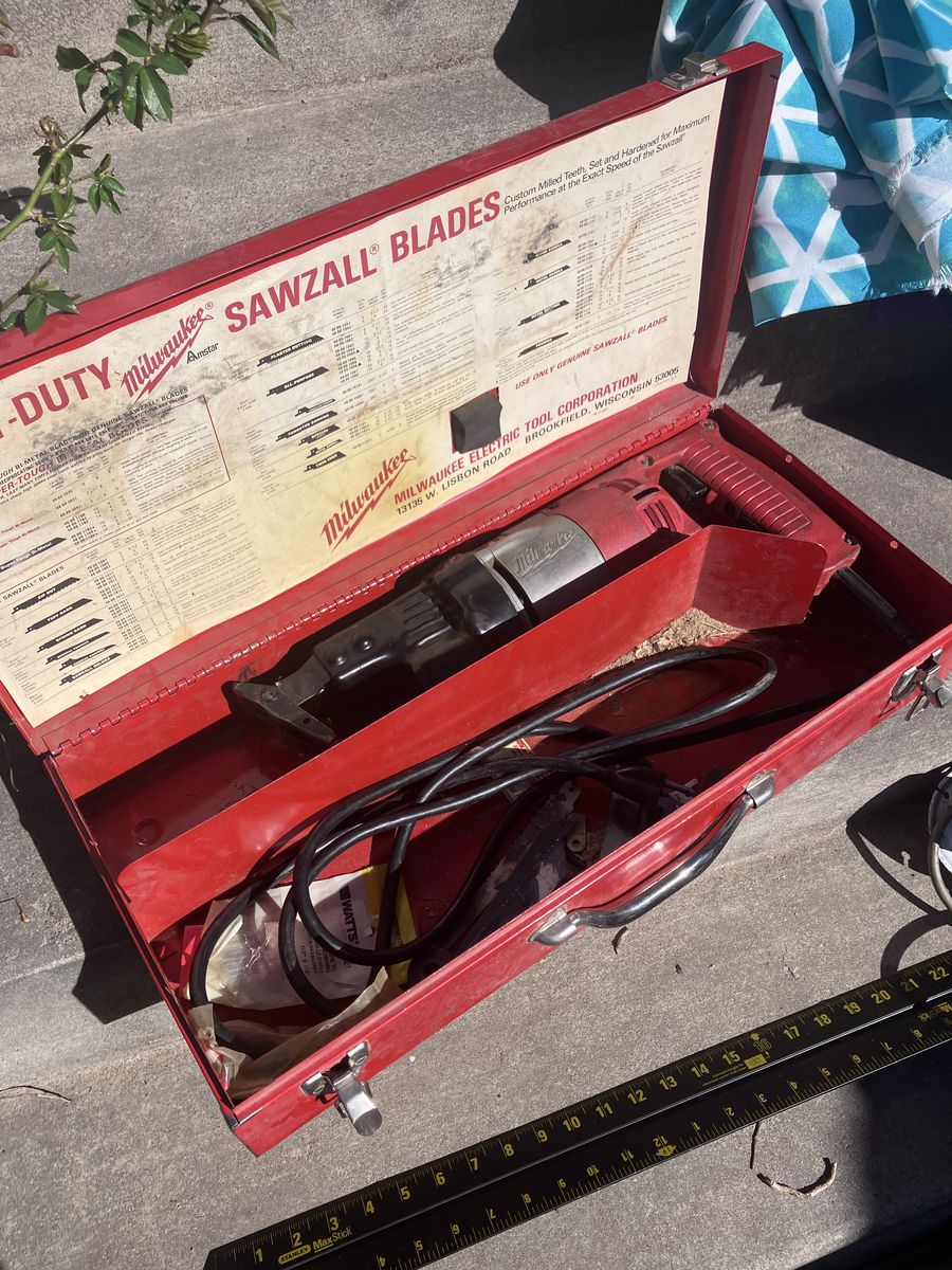Milwaukee Heavy-Duty Sawzall w Blades & Metal Case