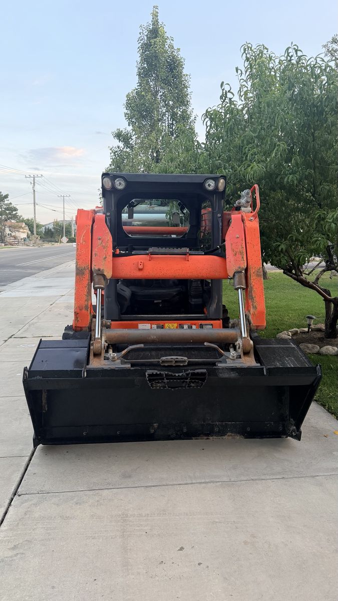 Kubota SSV75 Skid Steer Loader with Bucket