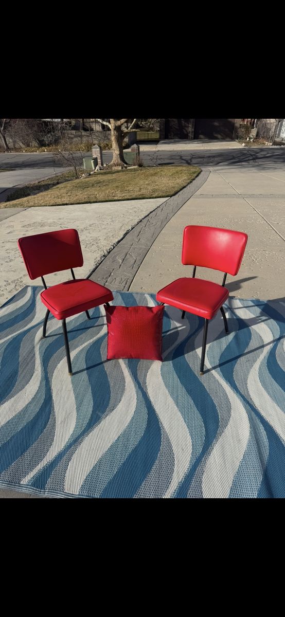 Vintage! 2x Red Dining Sitting Chairs Red Pillow