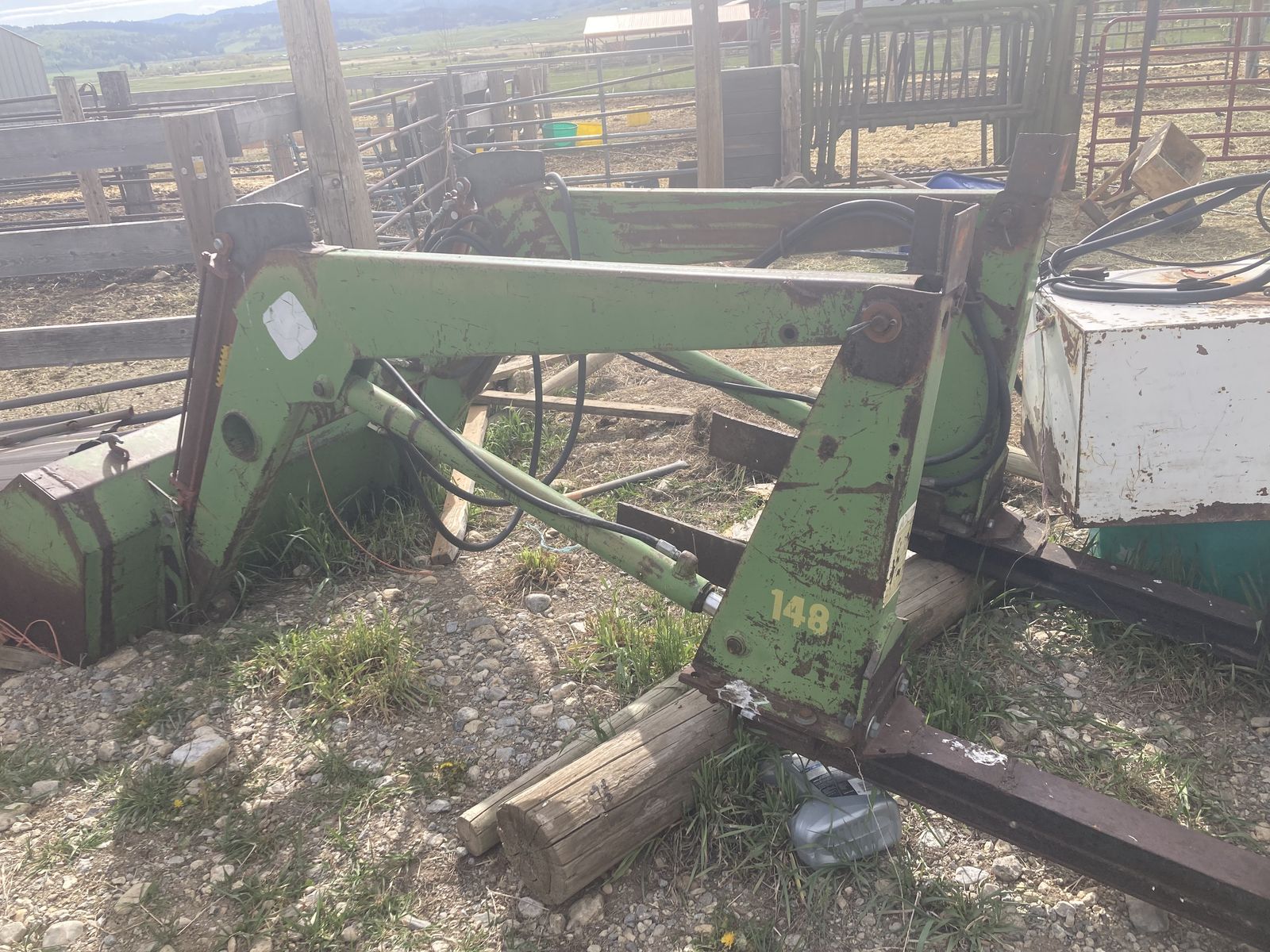 John Deere 148 loader