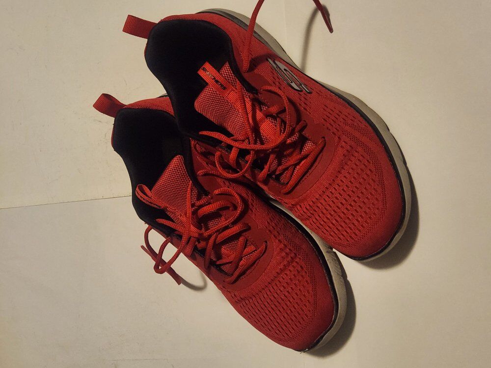 Men's Skechers Size 8
