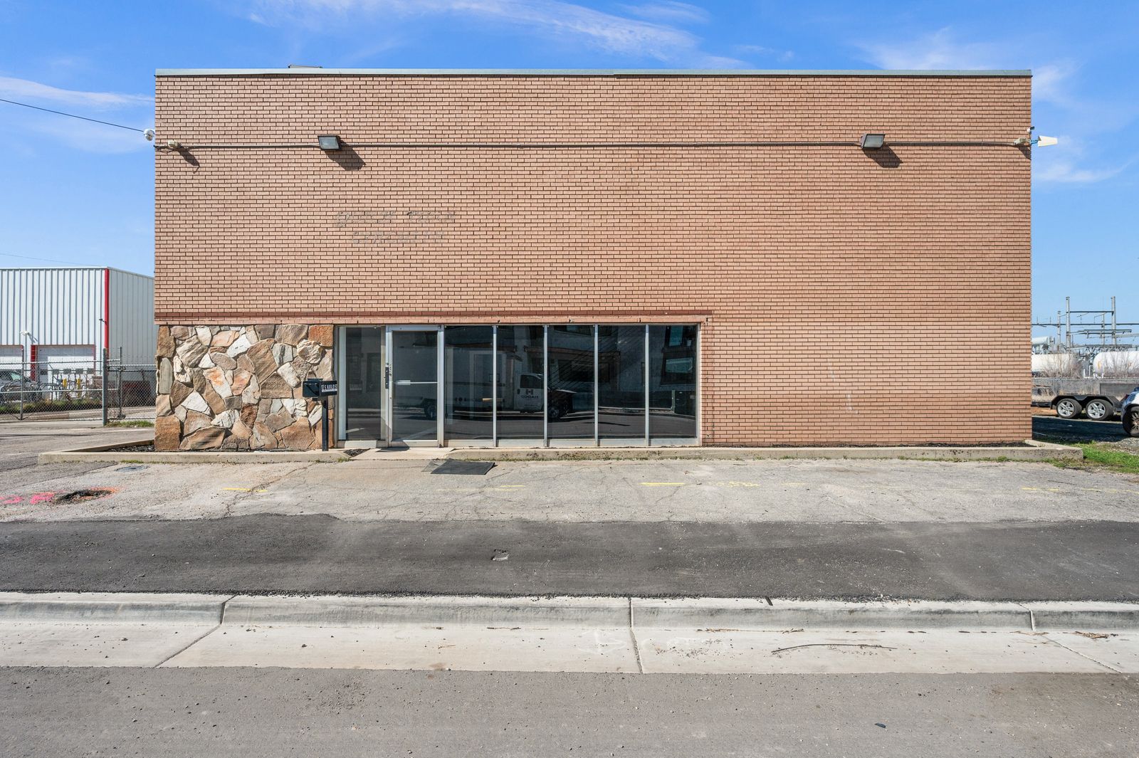 Available Now – Office/Warehouse + Fenced Yard – Central SLC