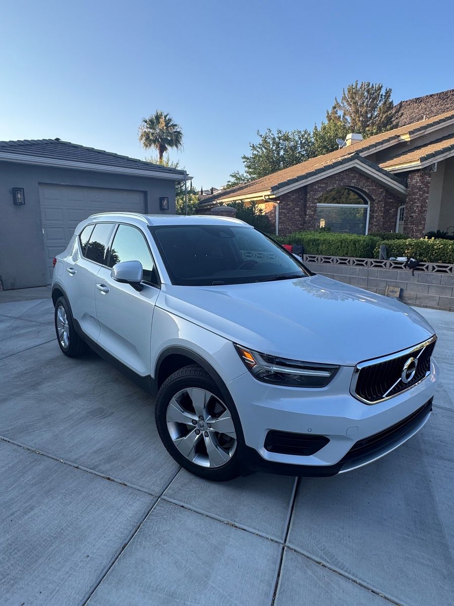 2020 Volvo XC40 T4 Momentum