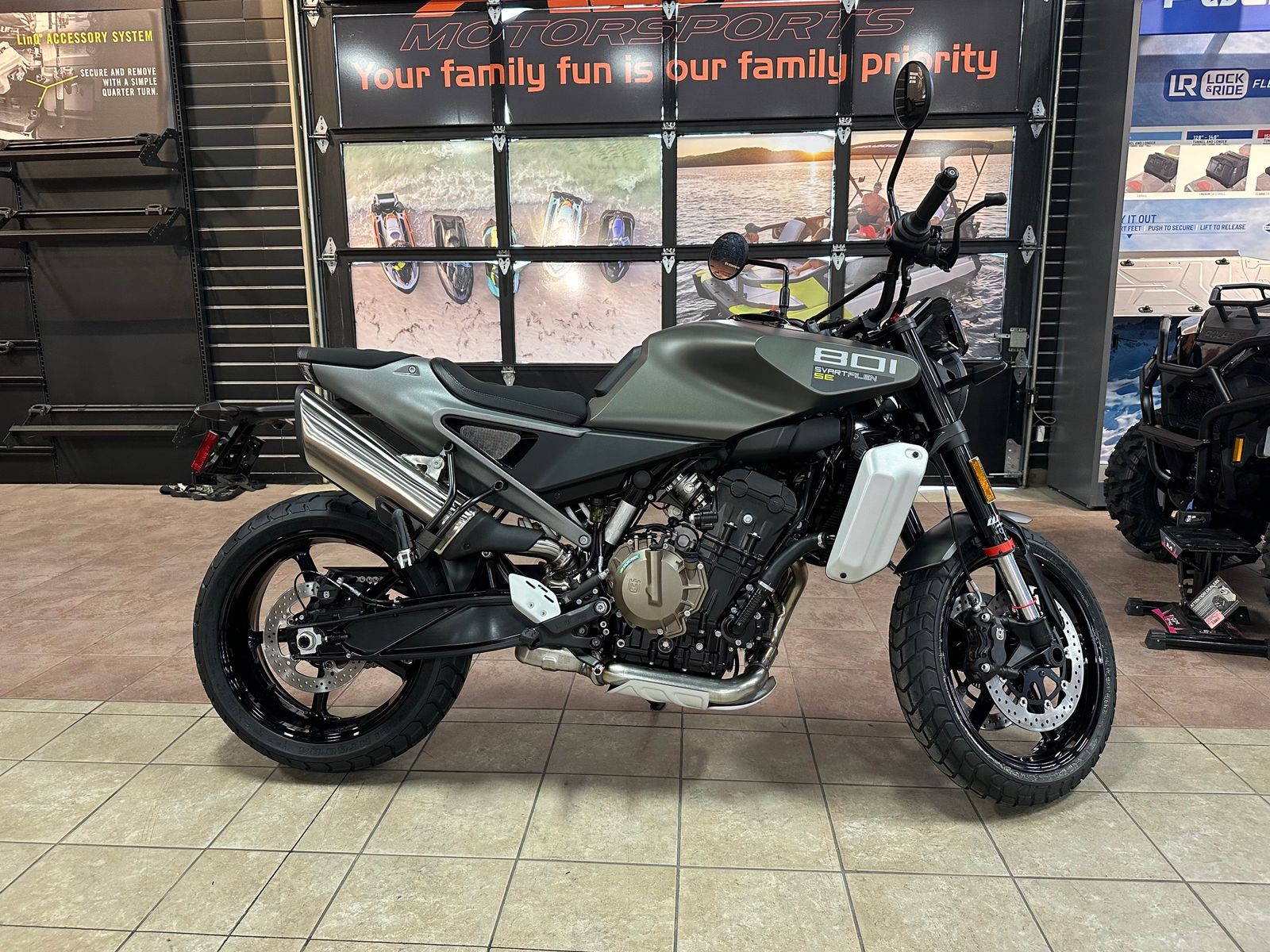 2027 HUSQVARNA Svartpilen 801 SE - Q85662