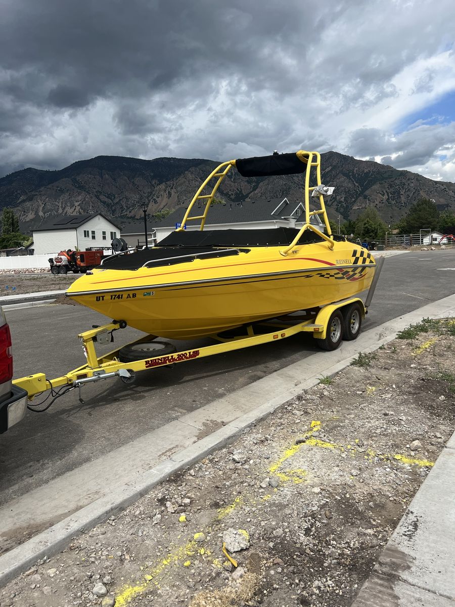 2004 Reinell 200 LSE Bowrider Boat with Wakeboard Tower and Matching Dual-Axle Trailer