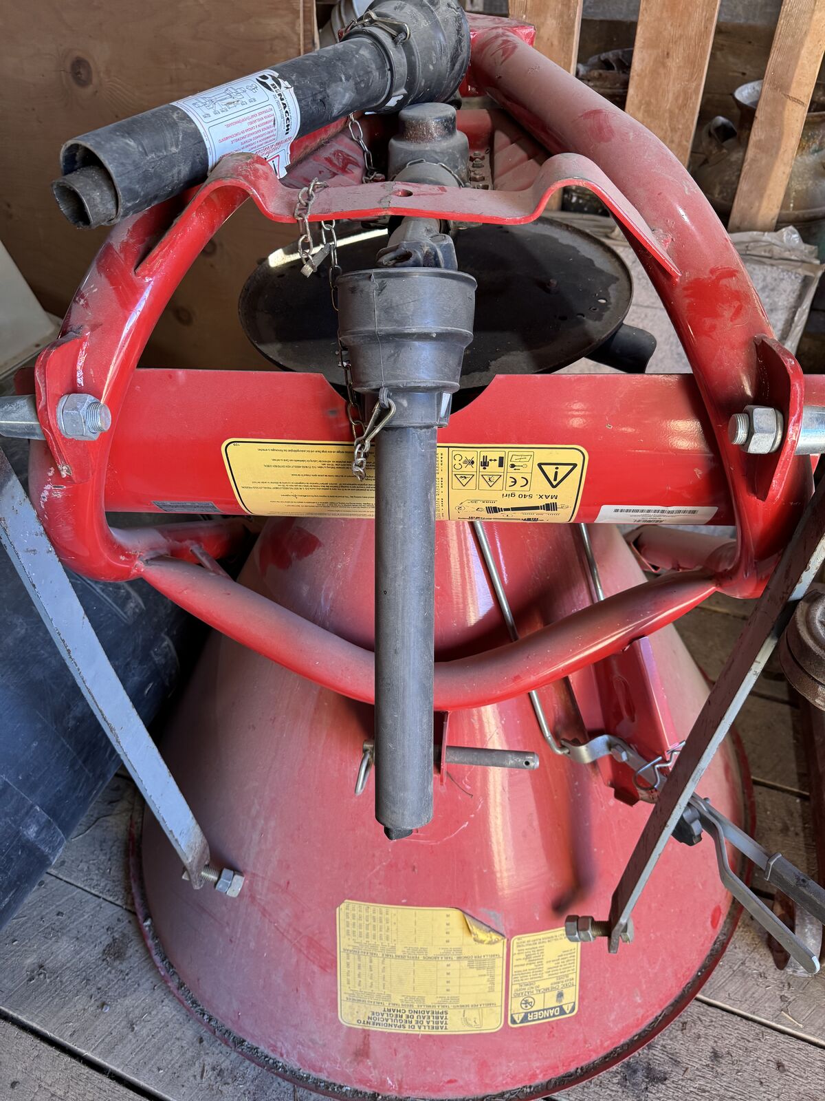 Fertilizer spreader, PTO driven, almost new