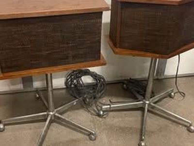 Vintage Bose 901 Series II Speaker Pair With Stand