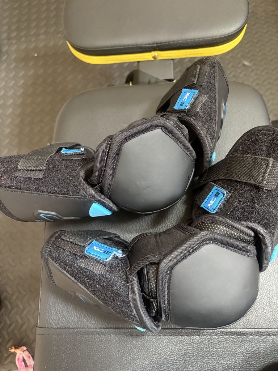 True Hockey XC9 junior Elbow Pads - Size M, Black/Blue, Protective Gear