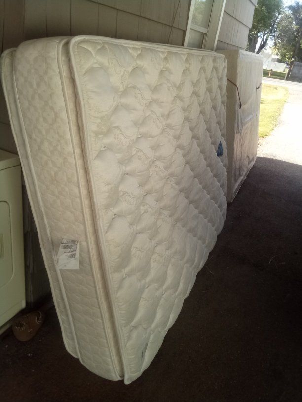 Serta Perfect Sleeper Presidential Suite Queen Size Mattress and Box Spring Set - Used Good