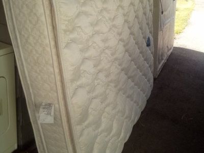 Serta Perfect Sleeper Presidential Suite Queen Size Mattress and Box Spring Set - Used Good