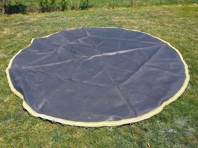 Trampoline w/ like new Mat